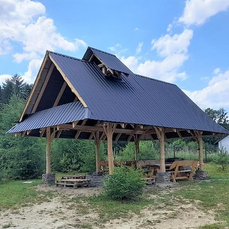 Chochlik Hotel Ustrzyki Dolne Eksteriør billede