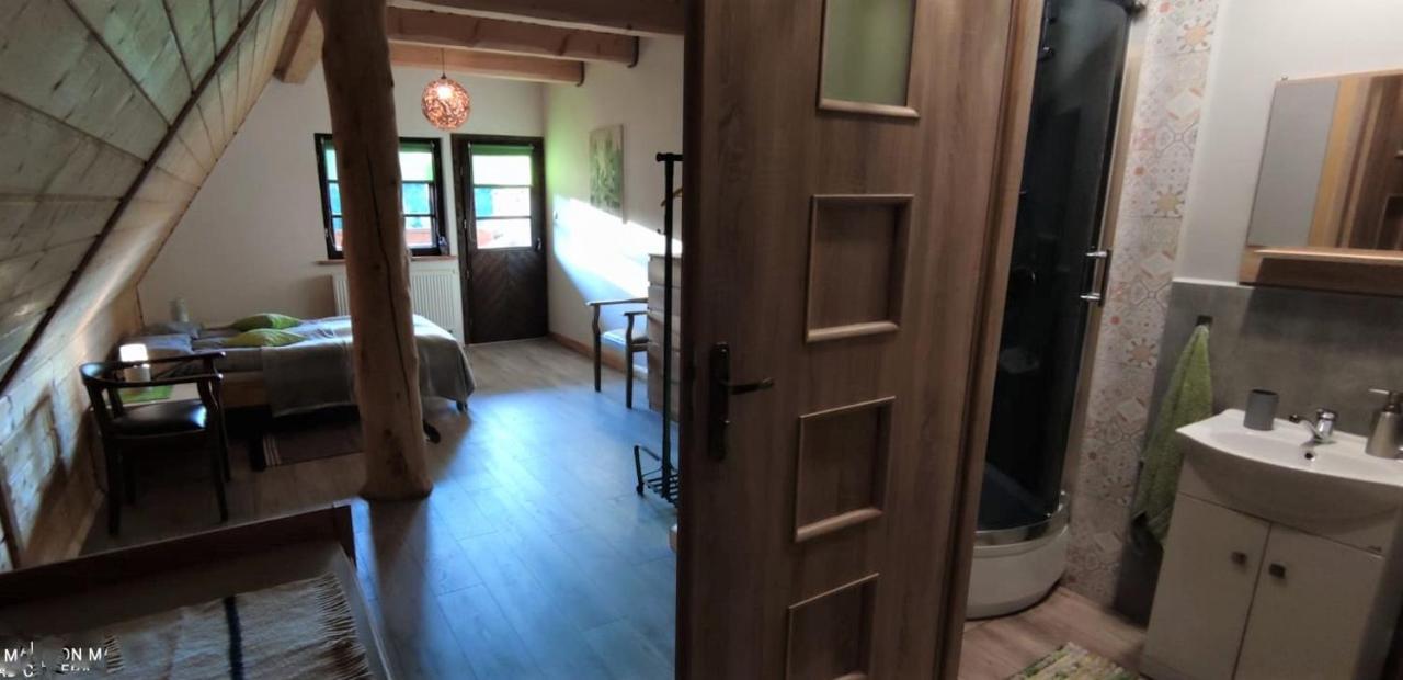 Chochlik Hotel Ustrzyki Dolne Eksteriør billede