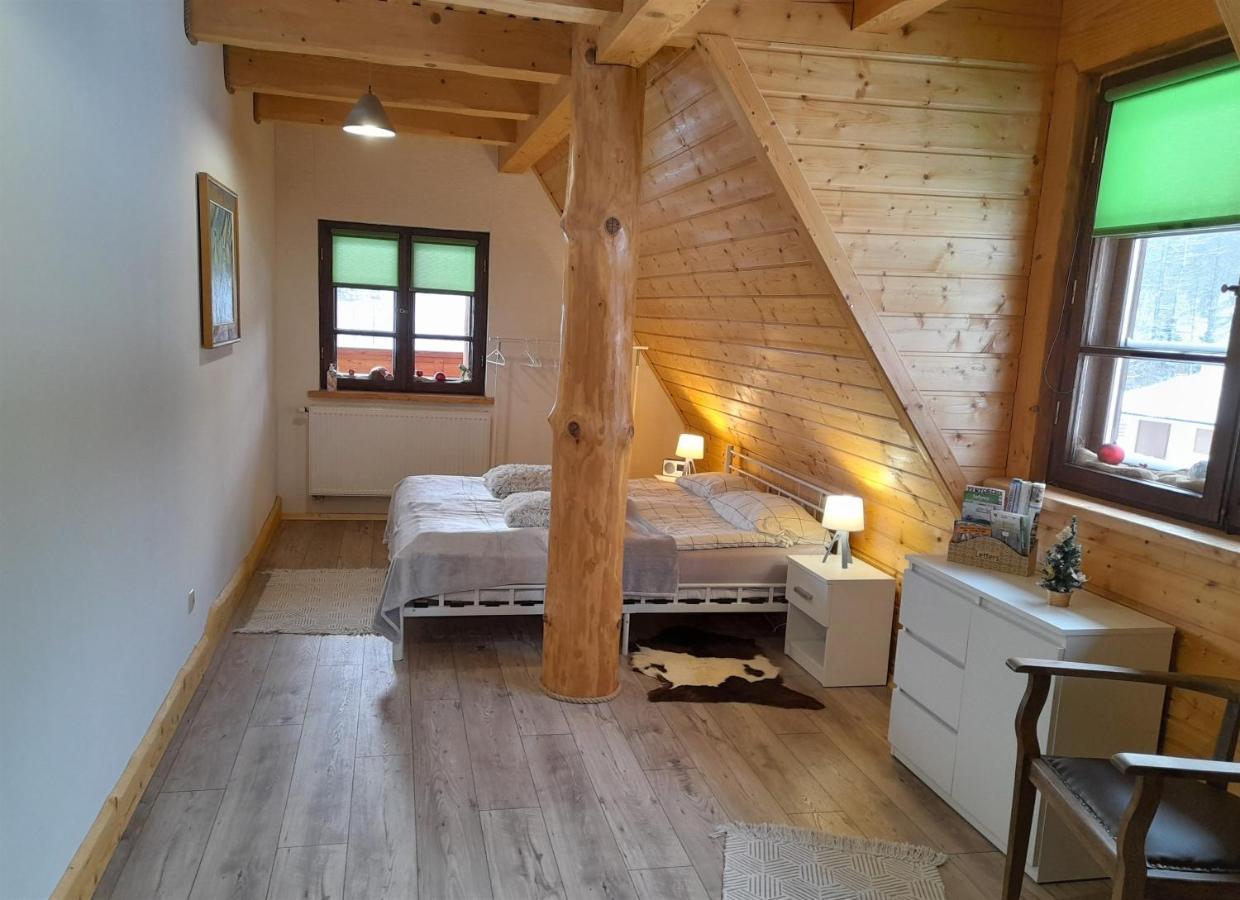 Chochlik Hotel Ustrzyki Dolne Eksteriør billede
