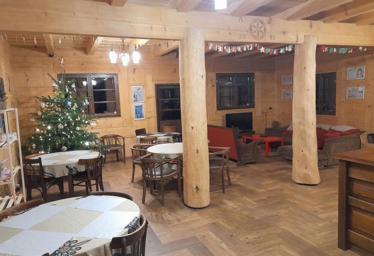 Chochlik Hotel Ustrzyki Dolne Eksteriør billede