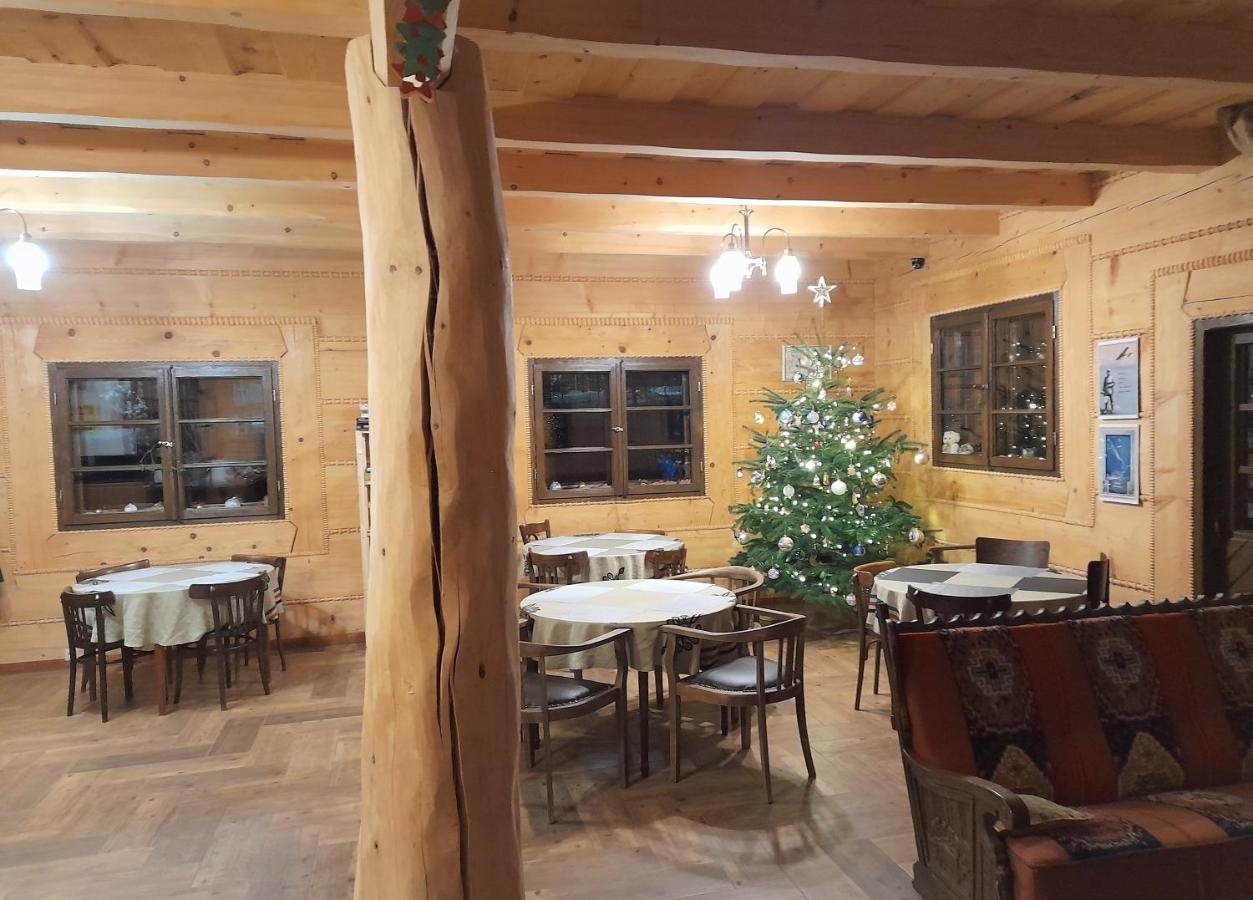 Chochlik Hotel Ustrzyki Dolne Eksteriør billede