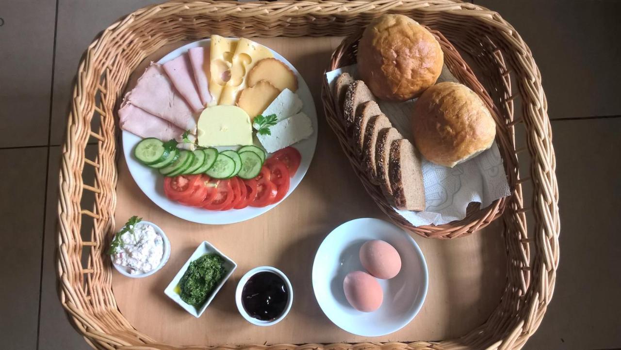 Chochlik Hotel Ustrzyki Dolne Eksteriør billede