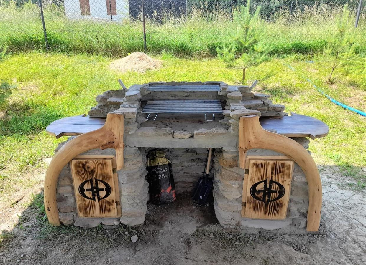 Chochlik Hotel Ustrzyki Dolne Eksteriør billede